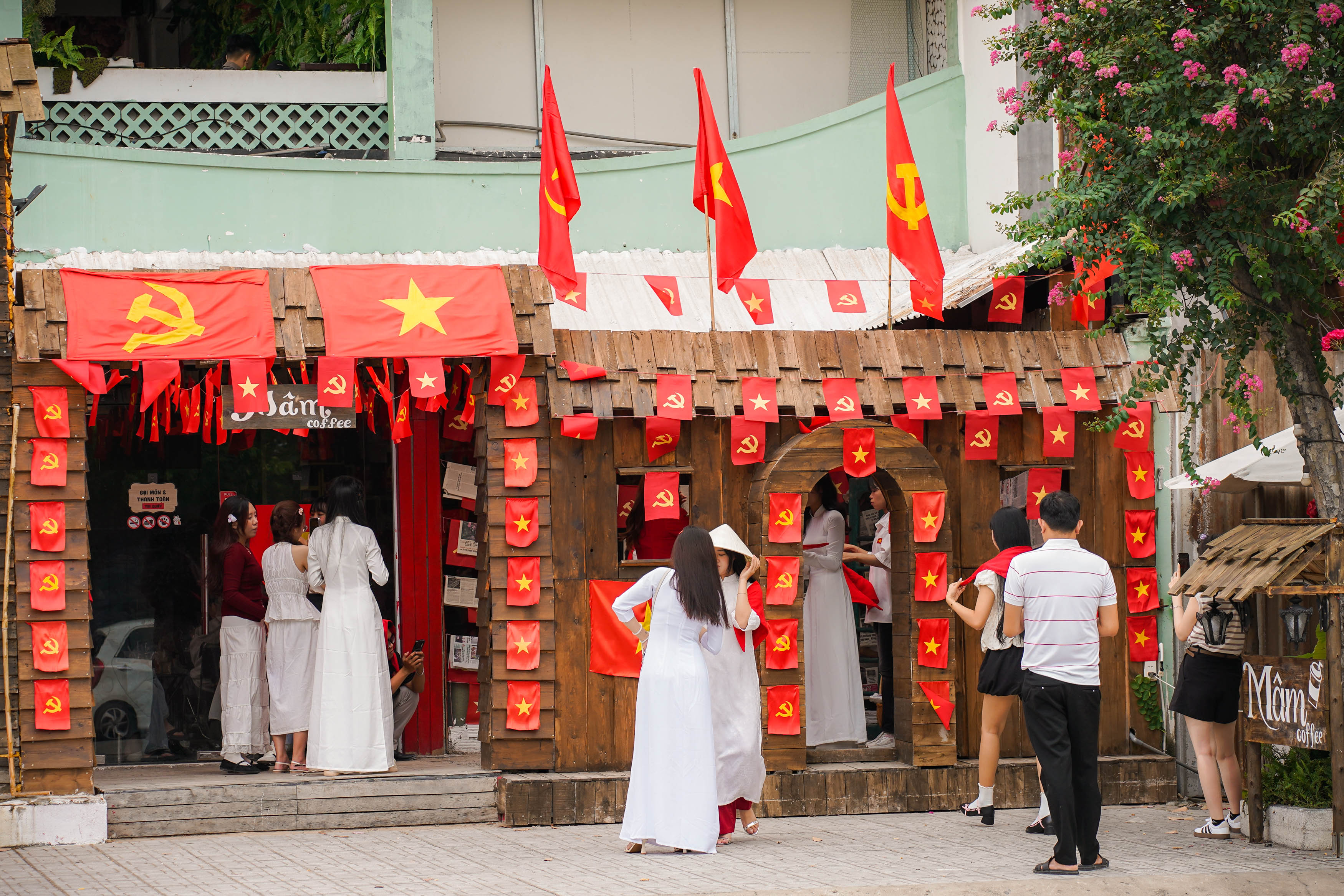 Trang Trí Quán Cafe 2/9: 7 Ý Tưởng Decor Đẹp, Dễ Check-in