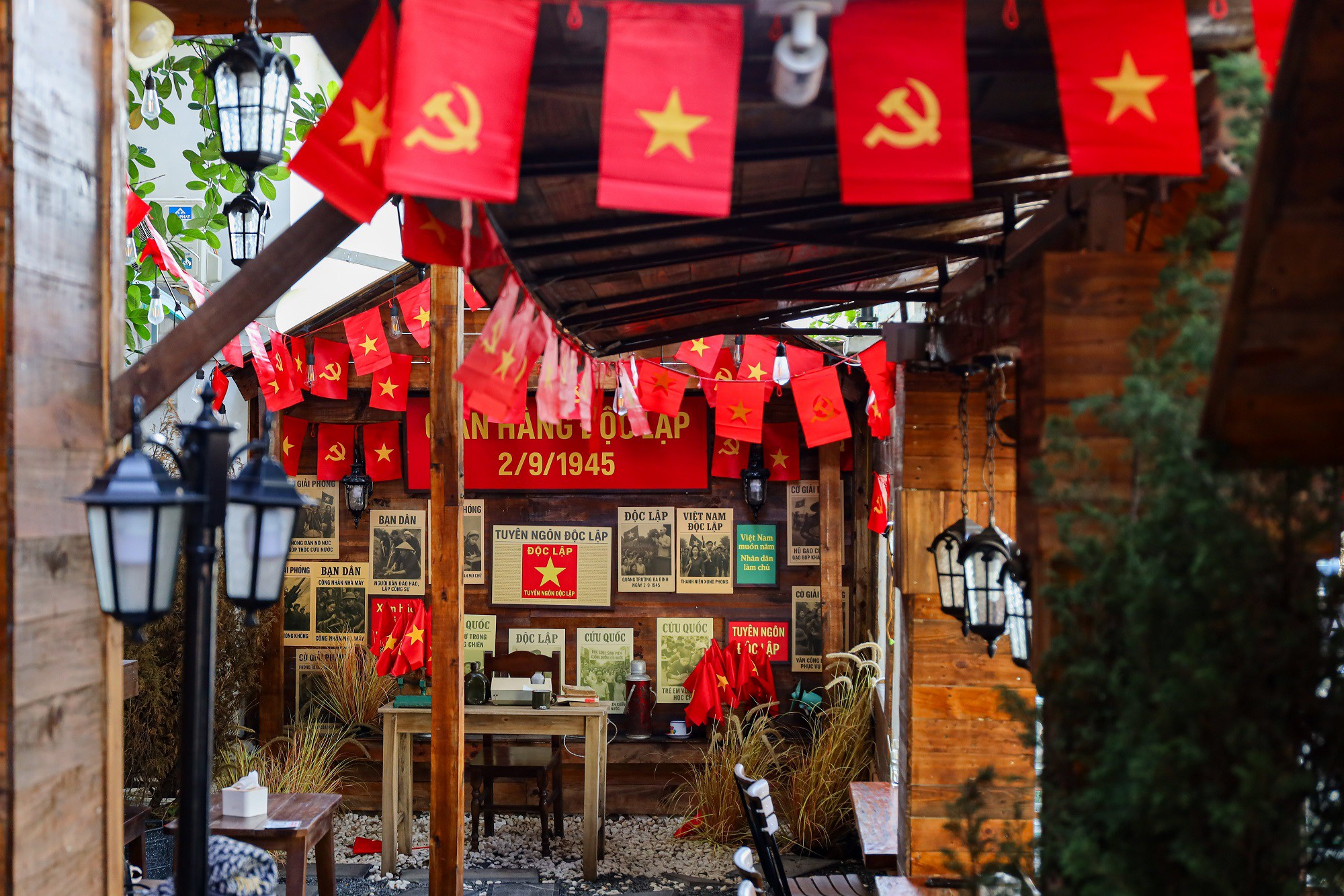Trang Trí Quán Cafe 2/9: 7 Ý Tưởng Decor Đẹp, Dễ Check-in